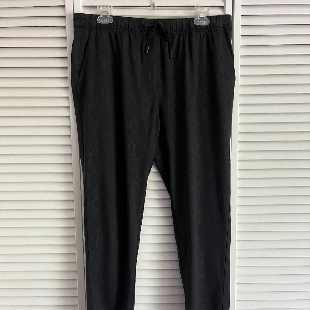 Lululemon Jet Crop *Full-On Luon Desert Snake Deep Coal Black fit size 10 rare
